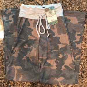 BNWT Girls Camo Tie Soft & Lightweight Leggings